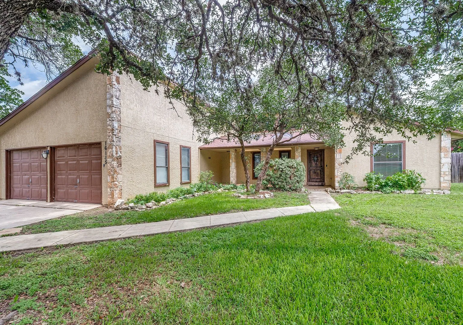 Beautiful 3-Bedroom, Single Story Home In Hidden Forest — Photo 1