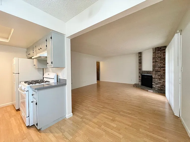 541 - 551 Morse Ave - Laurelwood — Photo 2