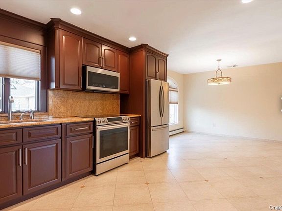 3rd image of 171 Roslyn Rd