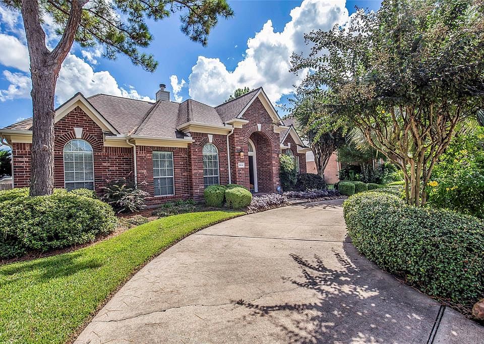 Bonnyview is waiting... this circle drive is just one of the many reasons you'll want to call this home yours.
