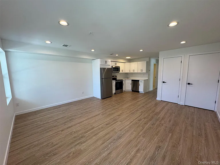 13 Park Ave — Photo 2