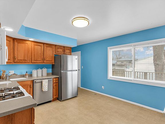 5th image of 902 Oakcrest Dr