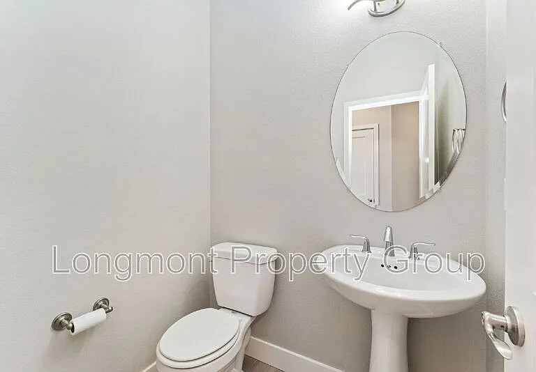 1303 S Oak Ct — Photo 8