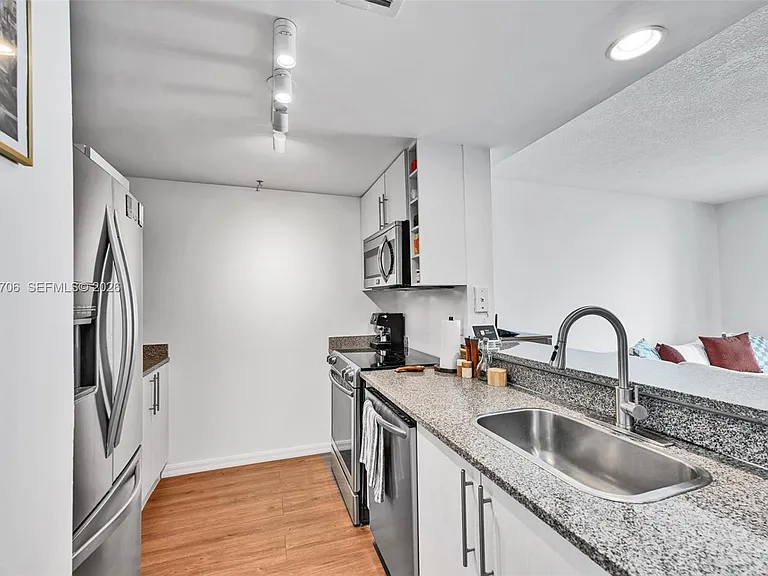 275 NE 18th St #1809 — Photo 6