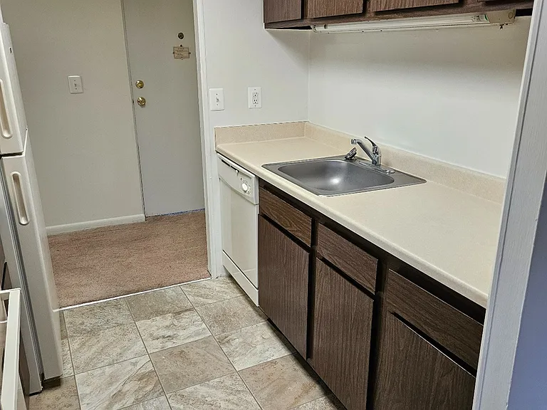 Lake Club Apartments — Photo 29