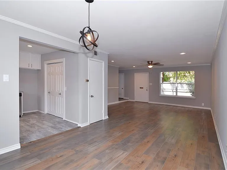 4945 N Hall St — Photo 1