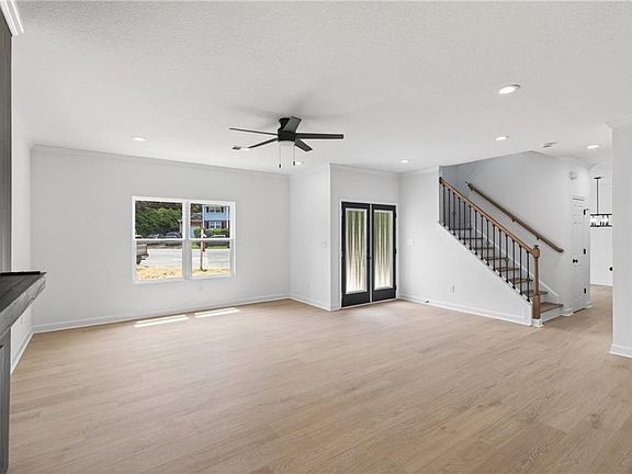 5th image of 315 De Laura Dr