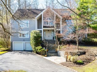 9 Verity Ln, Roslyn, NY 11576