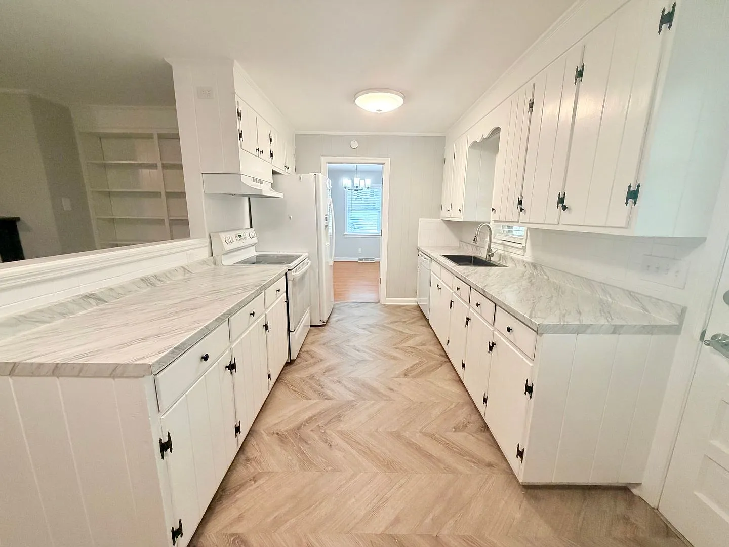 New Listing, New Possibilities! — Photo 2