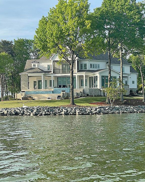 2nd image of 195 Fawn Ln