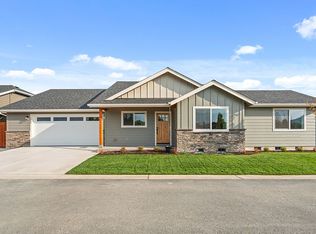 1689 SW Waterstone Dr, Grants Pass, OR 97527