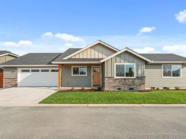 1689 SW Waterstone Dr, Grants Pass, OR 97527