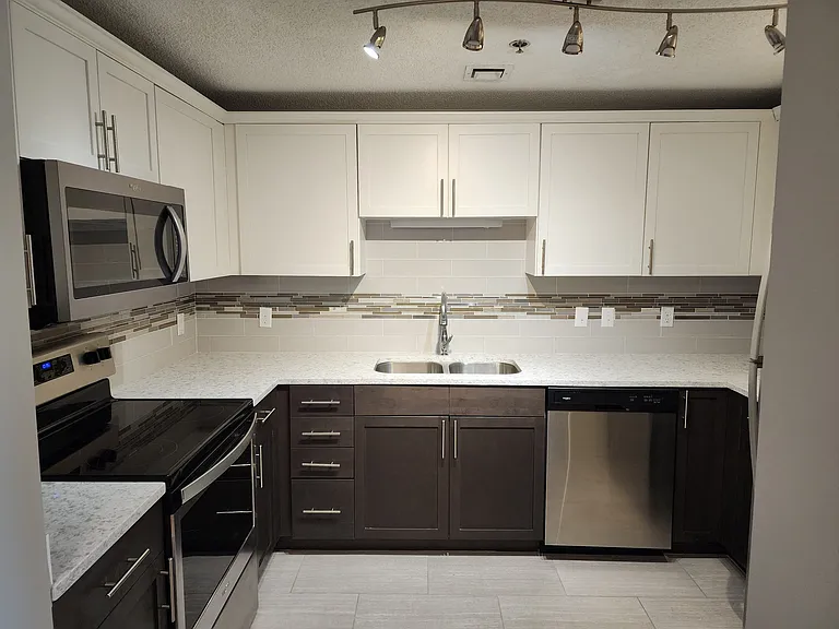 201 W Fulton St — Photo 50