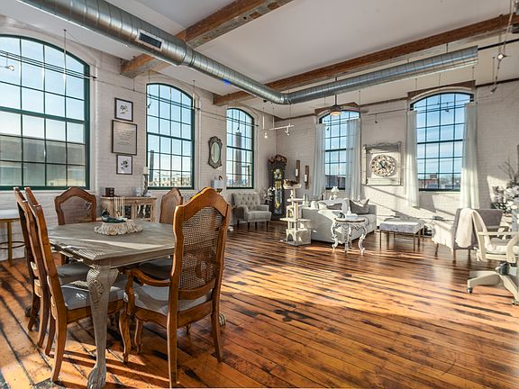 4th image of 28 Bayley St