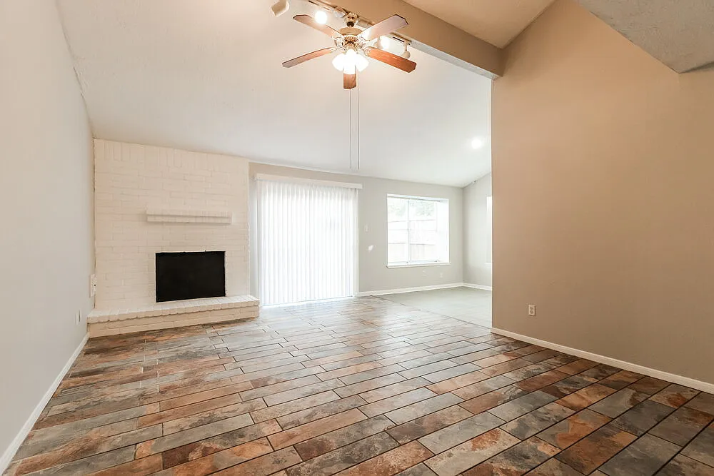3 bed, 2.0 bath, 1256 sqft, $1,580 — Photo 3