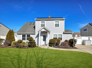 33 Drake Ln, Levittown, NY 11756