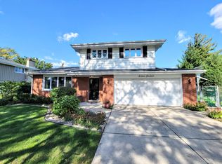 1614 E Greenwood Dr, Mount Prospect, IL 60056
