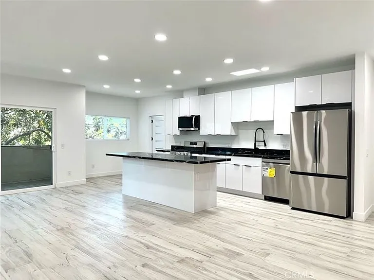 6255 Woodman Ave #201 — Photo 2