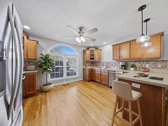 3rd image of 76 Underwood Ln