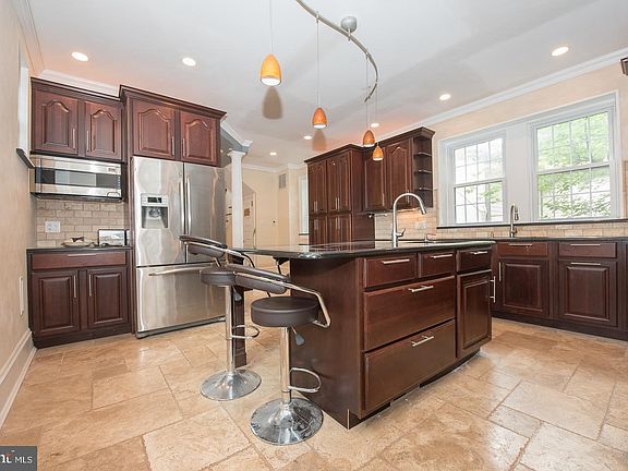 5th image of 5860 Woodbine Ave