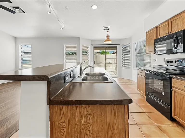 717 W Beth Dr — Photo 5