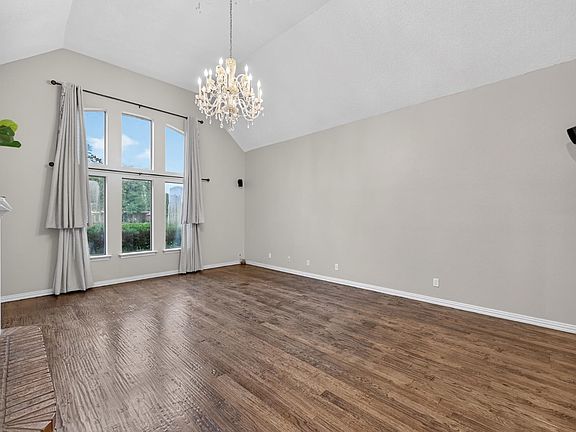 5th image of 909 San Saba Dr