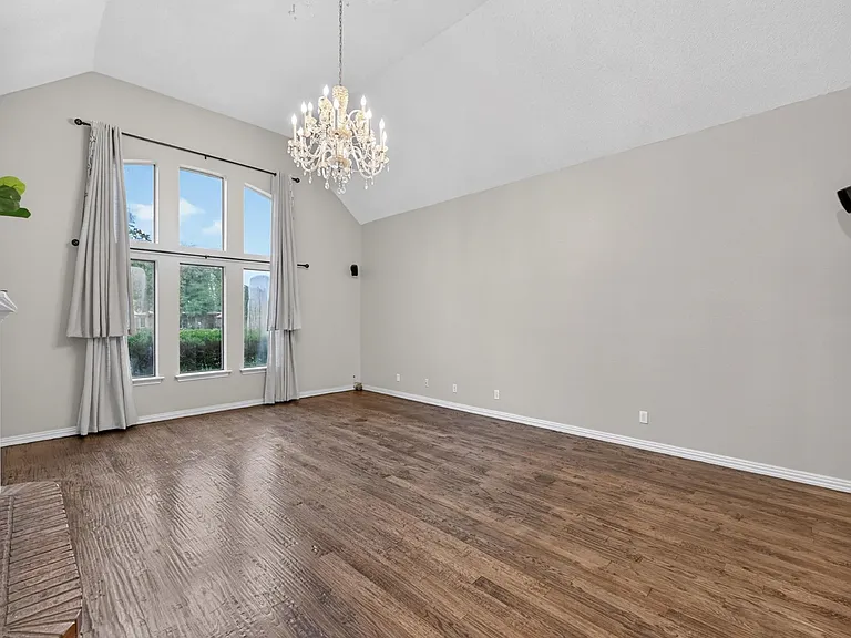 909 San Saba Dr — Photo 5