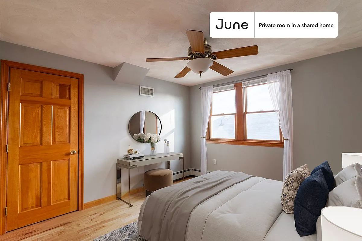 Queen bedroom in 5 bed/2 bath home in Medford #1834 E — Photo 1