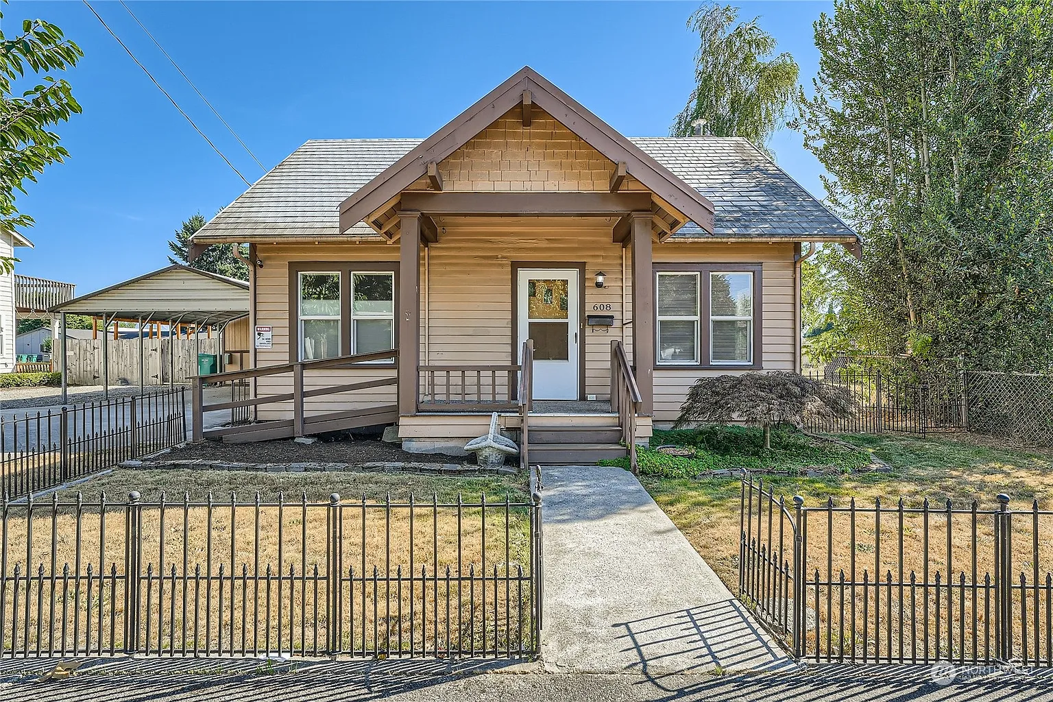 608 9th Street SE photo 1