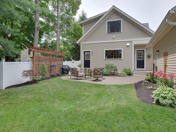 4th image of 18 Moseley Ave
