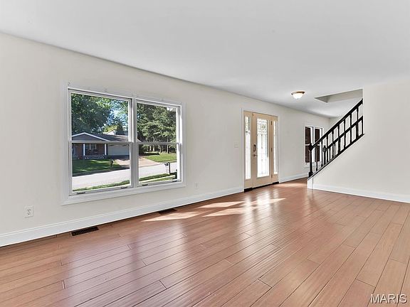 4th image of 821 Laurel Ln