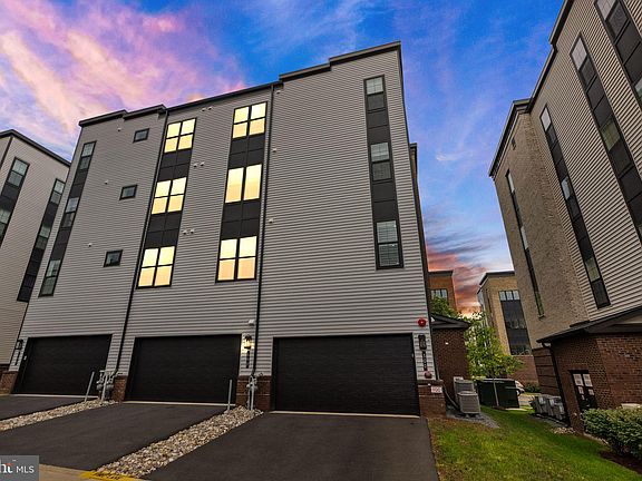 3rd image of 43443 Croson Ln #300