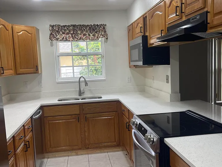 1538 SW Neptune Ave — Photo 5