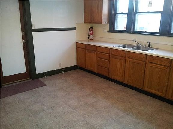 3rd image of 176 Young St