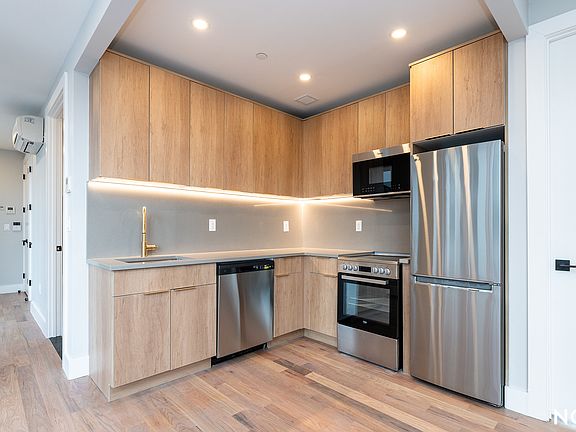 3rd image of 31-61 Vernon Blvd #3B