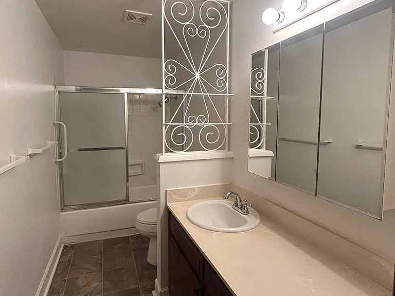 549-599 Greenwood Dr NE — Photo 9