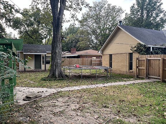 5th image of 1005 Park Ln