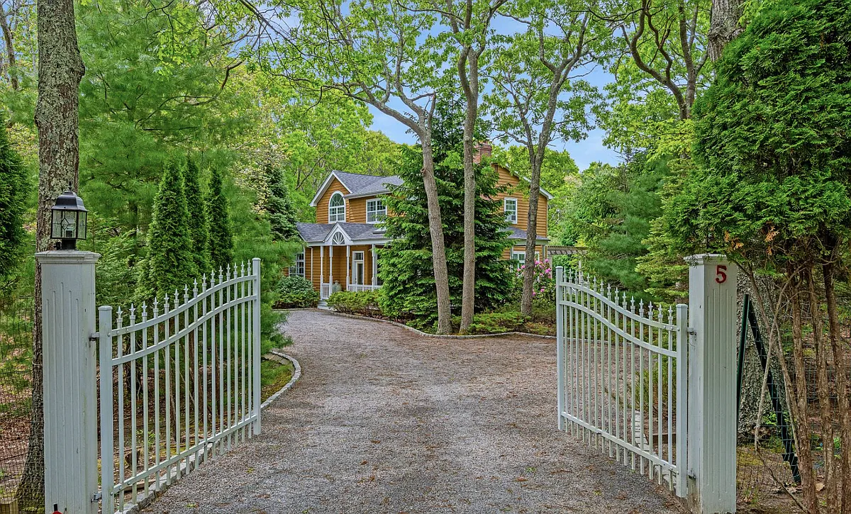 Building Photo - 5 Van Scoys Path E