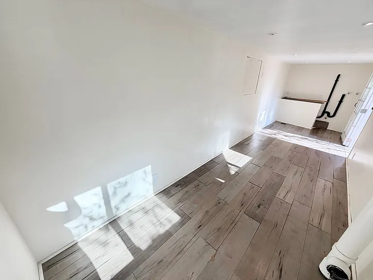 345 Crane Blvd — Photo 58