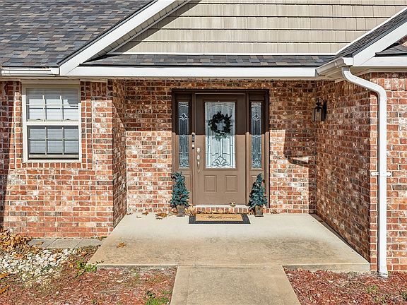2nd image of 15 Elizabeth Dr