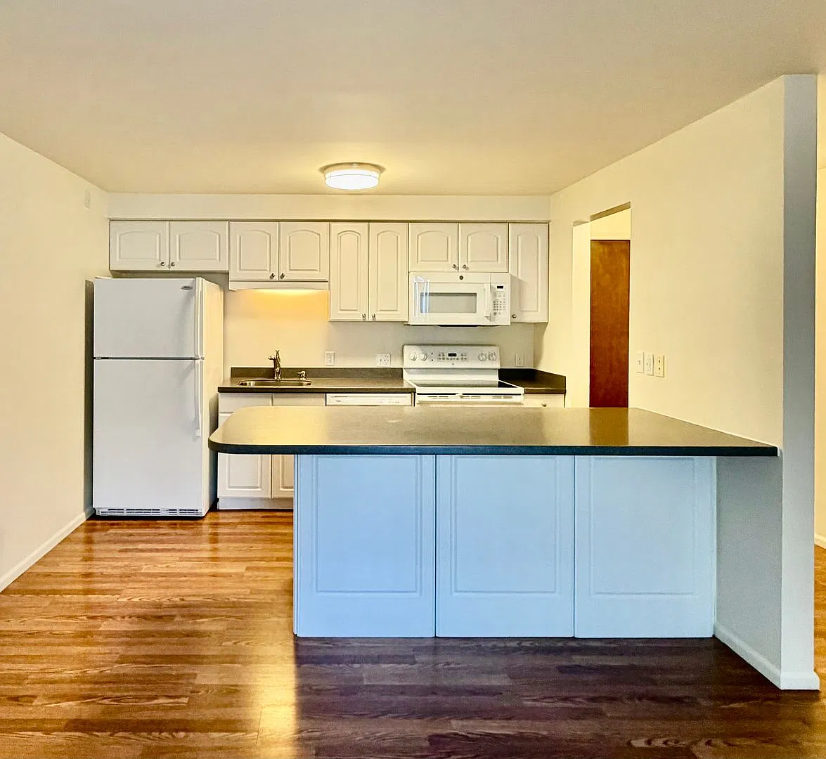 1 Bed / 1 Bath Houghton condo in Kirkland $1,600/month — Photo 4