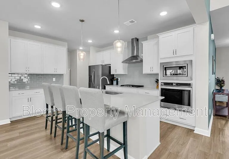 451 Carrara Dr — Photo 13