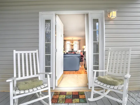 12 Oatgrass Ln, Candler, NC 28715