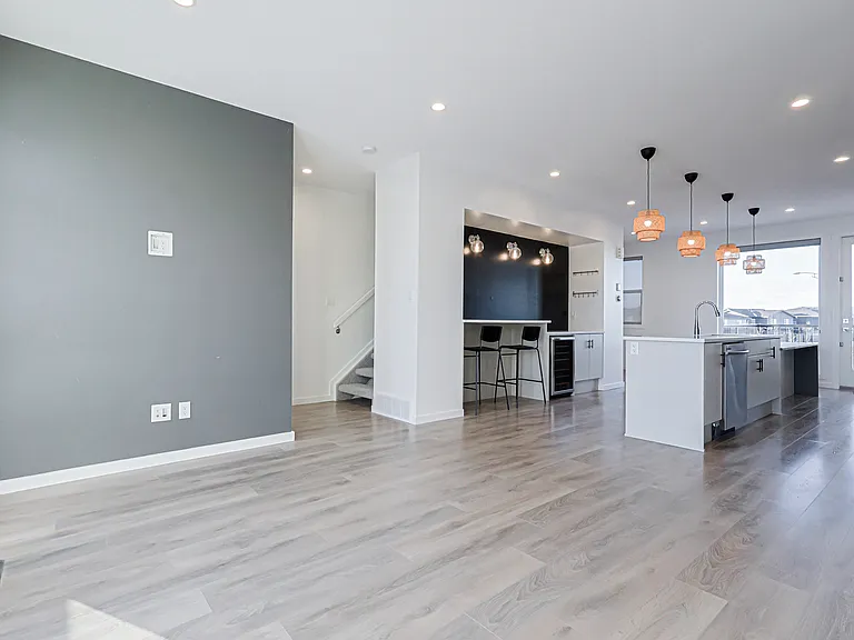 1704 Keene Cres SW — Photo 15