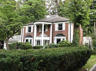 16 Woodland Pl, Great Neck, NY 11021