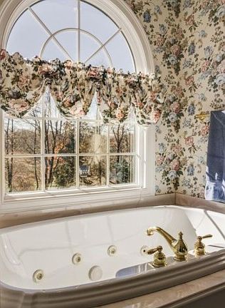 Jacuzi with Views & Privacy!