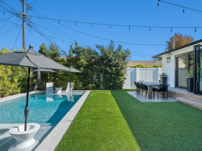 2219 Graham Ave — Photo 40