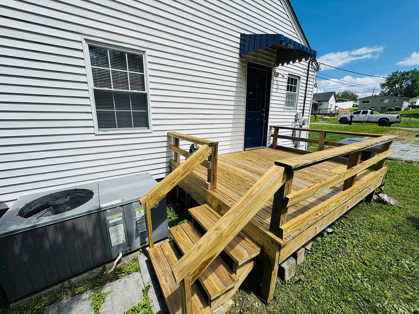 2 Bed, 1 Bath house w/ large level yard and laminate floors — Photo 3