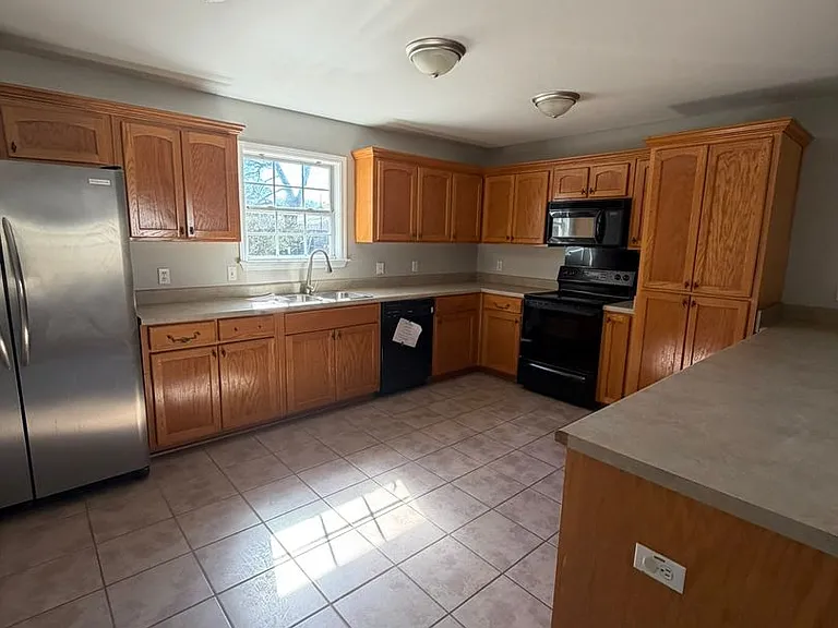 511 W Watts St — Photo 4