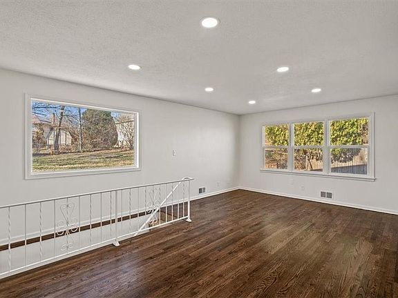 4th image of 3611 E 112th St